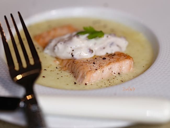 Crème de pommes de terre au saumon à la crème d'échalotes