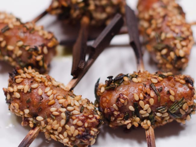 Brochettes de saucisses au romarin et au sésame