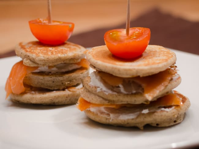 Blinis au sarrasin, au chèvre frais et à la truite fumée