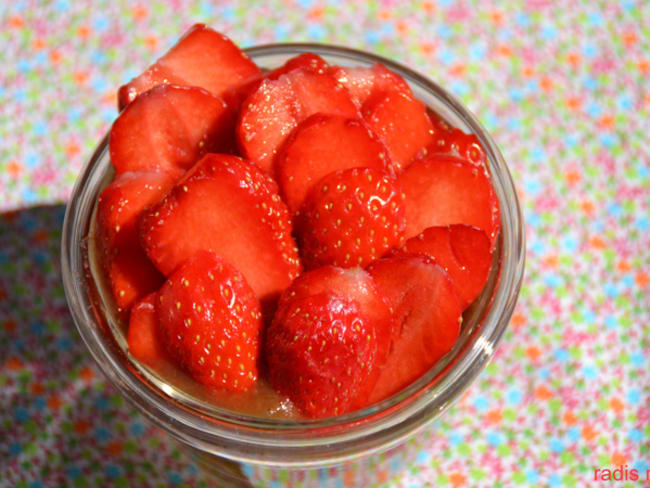 Compote de rhubarbe à la vanille, fraises et sablés vanille