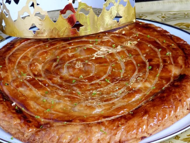 Galette des rois exotique au citron vert, noix de coco, ananas et banane poêlés