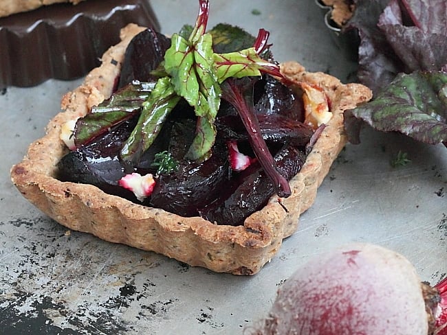 Tarte aux betteraves rôties à l'ail, aux graines de chia et fromage de chèvre frais