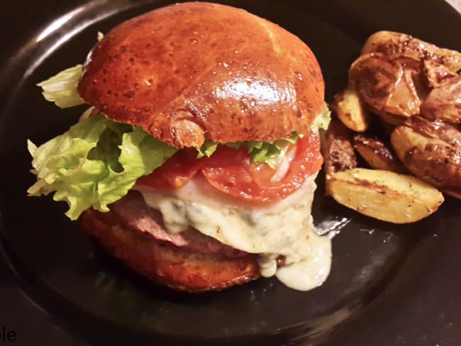 Burger au boeuf et sauce au bleu