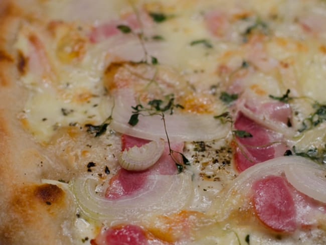 Pizza au vacherin Mont d'Or, bacon et thym frais