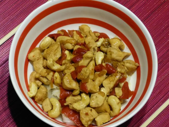 Poulet épicé aux noix de cajou et nouilles de riz