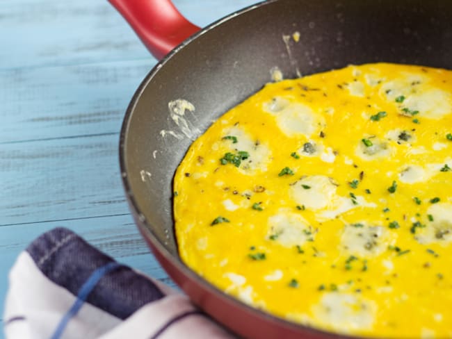 Omelette au fromage à pâte persillée roquefort