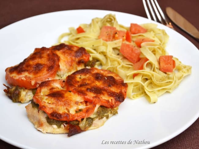 Escalopes de poulet gratinées au pesto, tomates et mozzarella