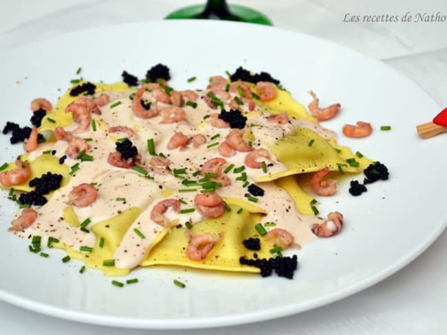 Ravioli au saumon fumé et mozzarella, sauce au porto rouge et crevettes grises