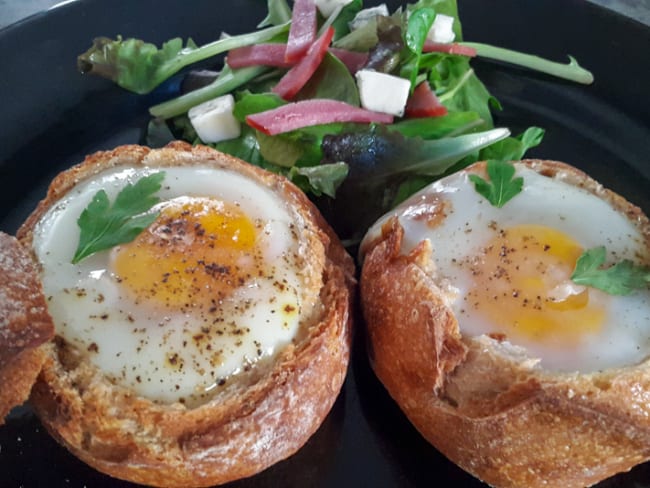 Oeufs cocotte au gorgonzola dans des petits pains