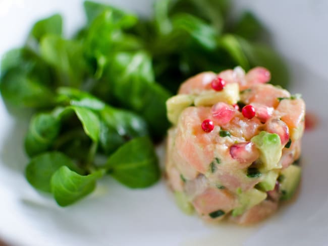 Tartare frais de saumon, grenade et avocat