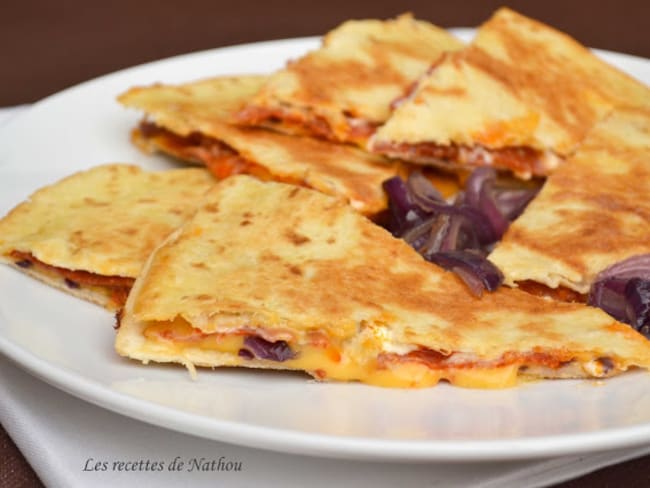 Quesadillas au chorizo, oignons rouges et cheddar