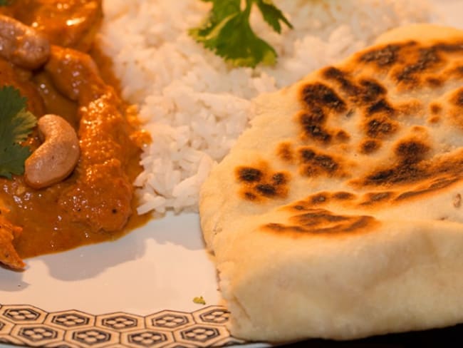 Butter chicken, poulet au beurre et pain naan