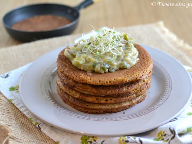 Pancakes salés à la farine de teff, béchamel poireaux-champignons