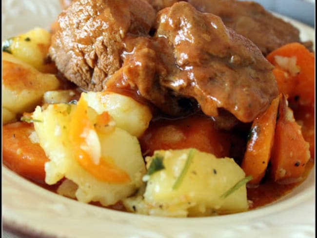 Goulasch de boeuf à la sauge et ses légumes sautés