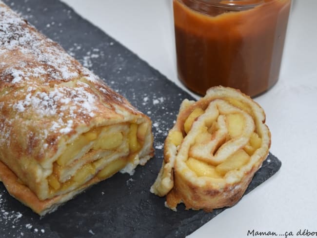 Crêpe géante roulée farcie aux pommes et au caramel beurre salé