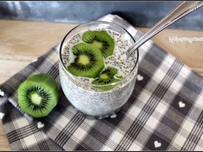 Pudding de chia au lait d'amande et au kiwi