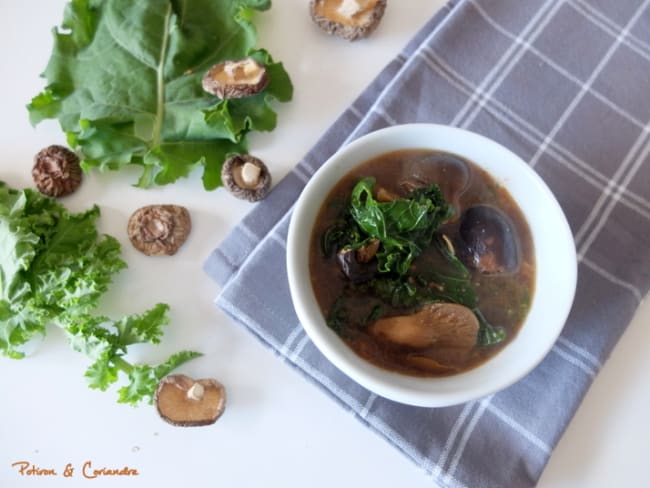 Soupe aux champignons shiitakes et au kale