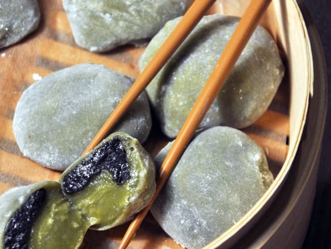 Daifuku mochi japonais au thé matcha et sésame noir