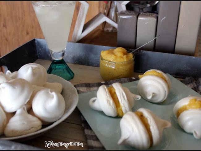 Mini meringues comme des baci di dama, fourées au lemon curd pour teatime