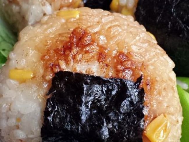 Onigiri de maïs grillé à la sauce soja