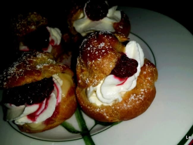 Petits Choux à la crème pâtissière, chantilly et framboises