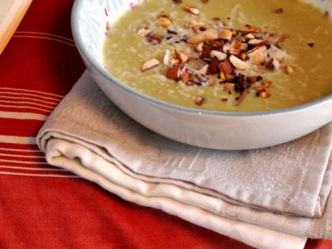 Velouté de brocolis à l’amande et au parmesan