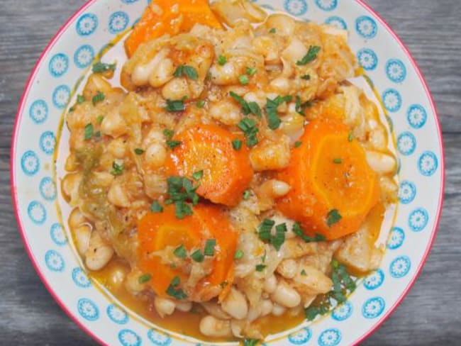 Haricots blancs cuisinés aux légumes.