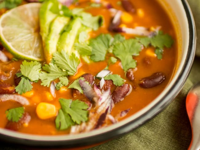 Soupe mexicaine épicée aux haricots rouges
