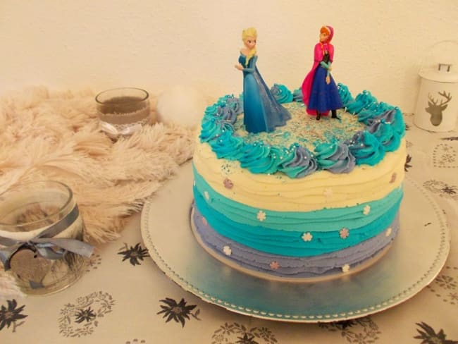 Ruffle layer cake reine des neiges au kinder pour un anniversaire d'enfant