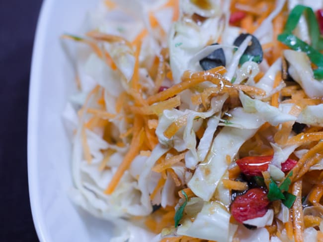 Salade de chou et de carottes aux graines de tournesol et aux baies de goji