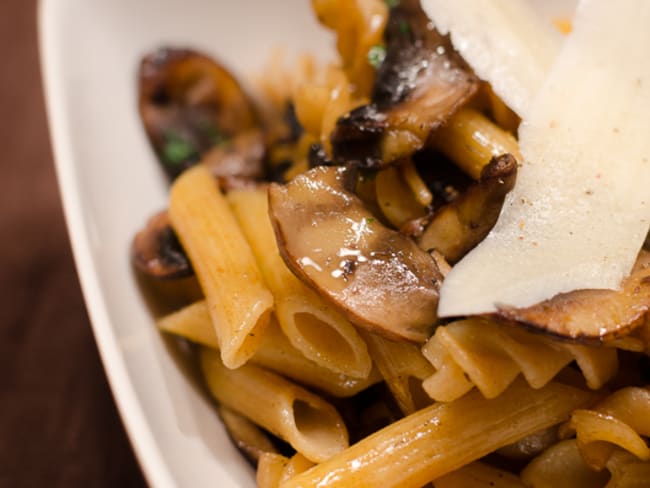 Poêlée de pâtes complètes aux champignons de Paris et à la coriandre