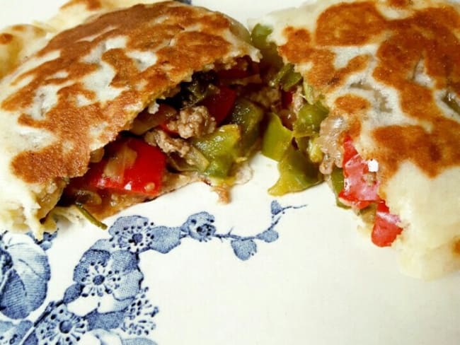 Gözleme : une crêpe turque farcie aux poivrons et kefta