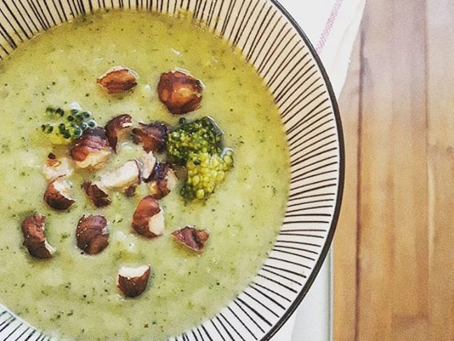 Velouté de brocoli, lait d'avoine et noisettes