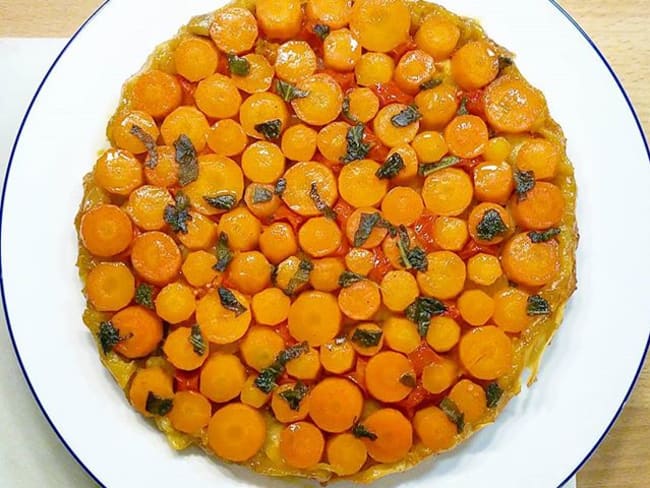 Tarte tatin de carottes, chèvre, sauge