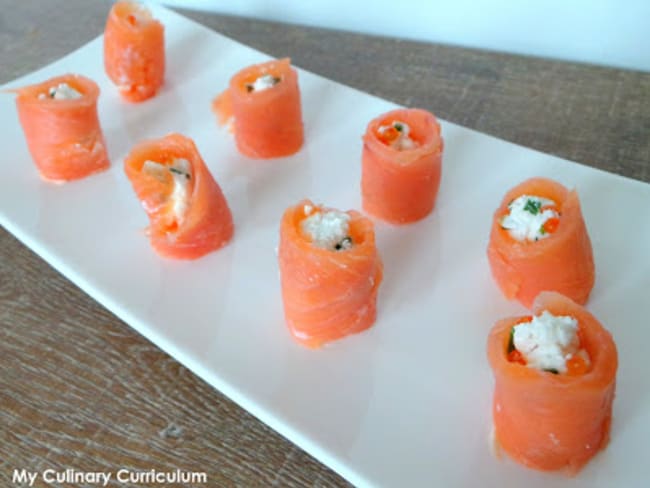 Roulés de saumon fumé au fromage de chèvre et oeufs de truite