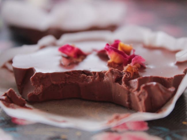 Bouchée fondante au chocolat noir et à la rose