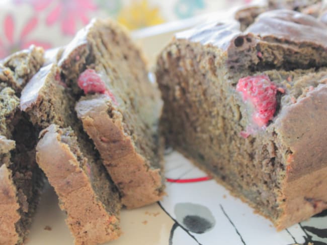 Gâteau vegan au matcha, à la framboise, au séame noir et au tahin