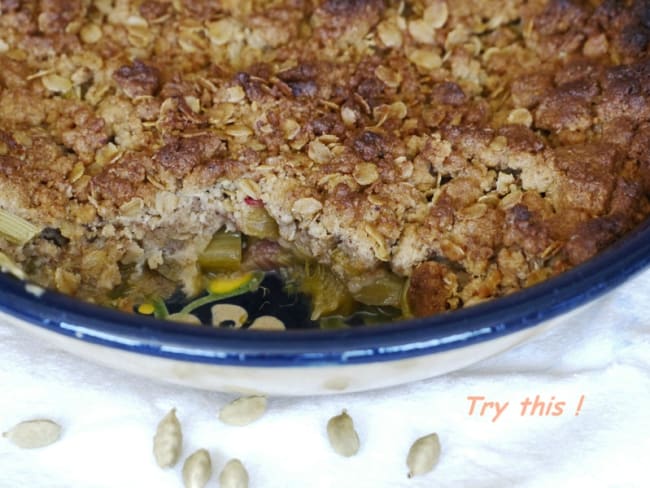 Crumble de rhubarbe, épeautre et cardamome