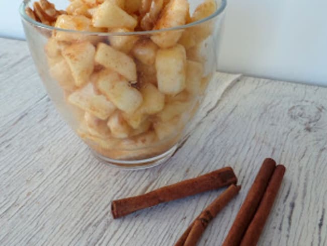 Salade de pommes et bananes aux noix à la cannelle