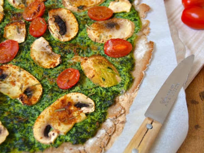 Pizza fine sans gluten au chou kale, champignons et tomates cerises