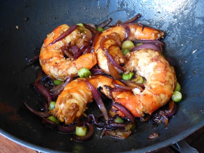 Wok de gambas aux oignons