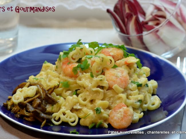 Pâtes aux crevettes, chanterelles et crème Sojade.