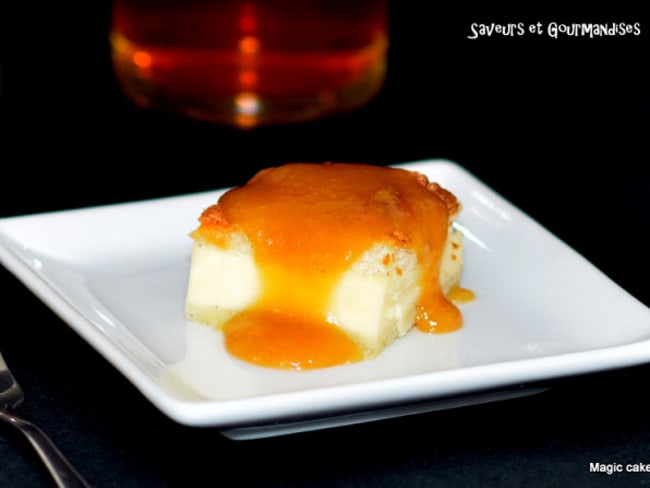 Gâteau magique et son coulis de caramel au cidre ou jus de pommes.