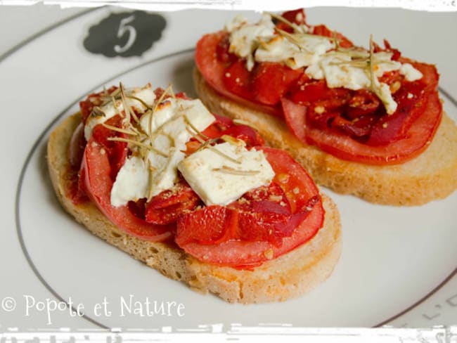 Tartines à la tomate, aux pimientos del piquillo, à la feta et au romarin