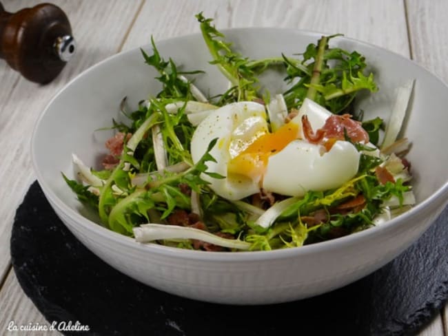 Salade de pissenlits et oeuf mollet, une recette équilibrée et gourmande