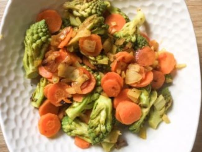 Wok de chou romanesco et carottes