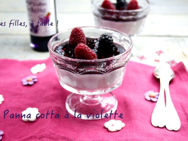 Panna cotta à la violette, coulis mûres framboises