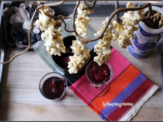 Fleurs de popcorn au caramel sur la branche, saké hibiscus