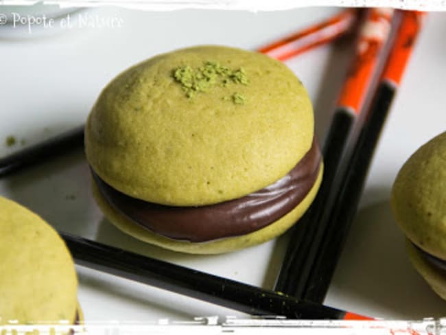 Whoopies au thé matcha fourrés chocolat et framboise