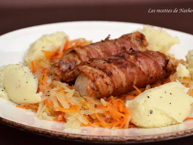 Fausse potée de carottes et chou blanc, saucisses grillées au lard fumé